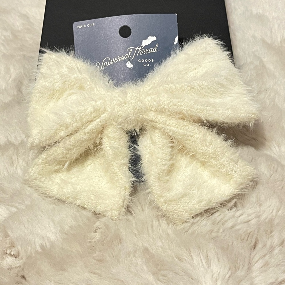 Universal Thread Fuzzy Cream Bow Hair Clip